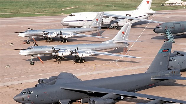 Bombardovací a transportní letouny amerického a ruského letectva (Barksdale Air Force Base, Louisiana, rok 1992)