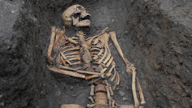 Pozornost vědci věnovali i klášternímu hřbitovu v Cambridgi. I kosti tamních ostatků vyšly ze zkoumání lépe než třetí ze vzorků, kostry ze středověkého farního hřbitova pro řemeslníky a zemědělce.