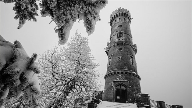 Na vrcholu Děčínského Sněžníku stojí už od roku 1864 kamenná rozhledna, která patří mezi technické památky.