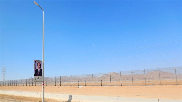 Turistický resort Šarm aš-Šajch nově chrání bezpečnostní betonová zeď a plot z ostnatého drátu.