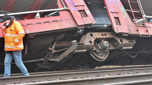Po srážce dvou nákladních vlaků na trati mezi Otrokovicemi a Tlumačovem zůstalo několik vykolejených vagonů.
