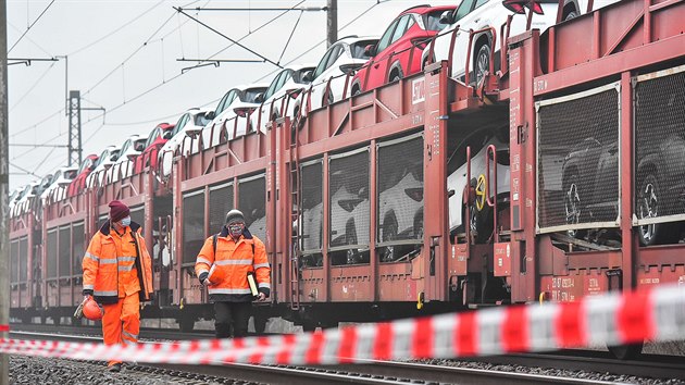 Po srce dvou nkladnch vlak na trati mezi Otrokovicemi a Tlumaovem zstalo nkolik vykolejench vagon.