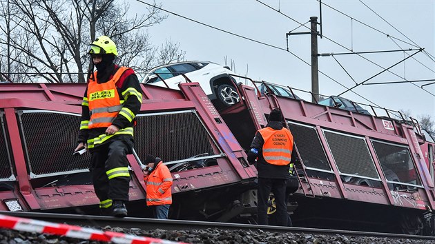 Po srážce dvou nákladních vlaků na trati mezi Otrokovicemi a Tlumačovem zůstalo několik vykolejených vagonů.