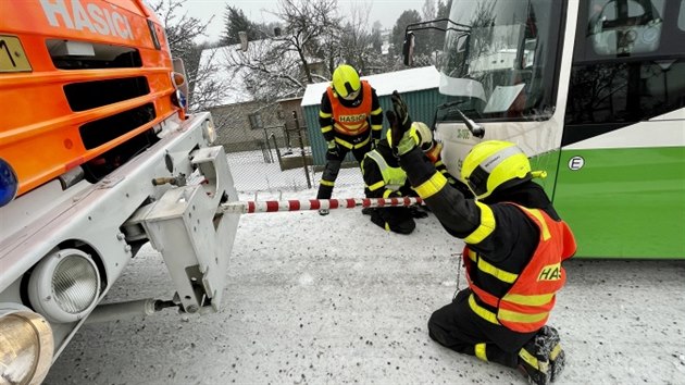 Pln naloen linkov autobus sjel ve Skalici na Frdecko-Mstecku do pkopu. Hasii pi jeho vyproovn pouili pneumatick vak, navijky nebo dv vyproovac tratry (7. nora 2021)