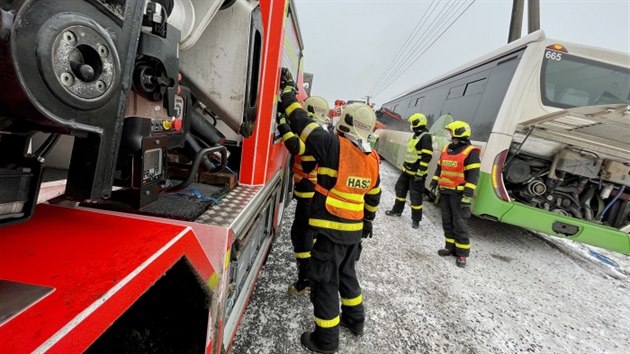 Pln naloen linkov autobus sjel ve Skalici na Frdecko-Mstecku do pkopu. Hasii pi jeho vyproovn pouili pneumatick vak, navijky nebo dv vyproovac tratry (7. nora 2021)