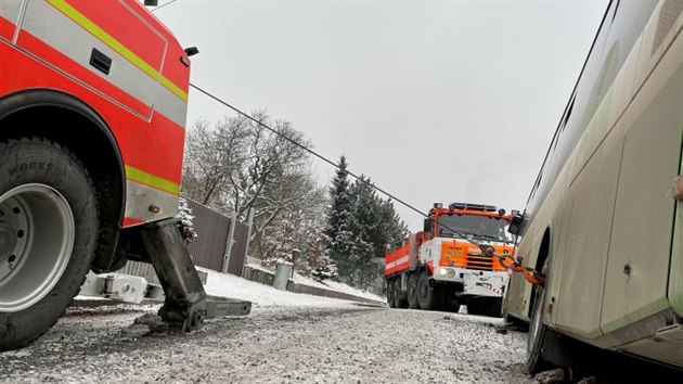 Pln naloen linkov autobus sjel ve Skalici na Frdecko-Mstecku do pkopu. Hasii pi jeho vyproovn pouili pneumatick vak, navijky nebo dv vyproovac tratry (7. nora 2021)