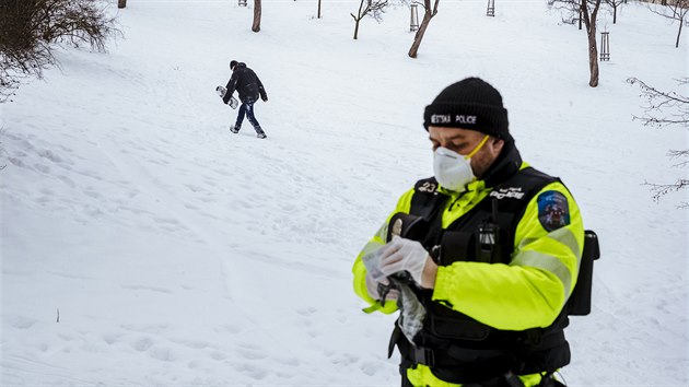 Městská policie přijela a vyhnala z petřínských svahů lyžaře, snowboardisty i bobující děti ze školky. (9.února 2021)
