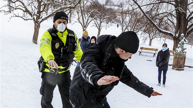 Městská policie přijela a zasahuje u petřínských svahů (9.února 2021)