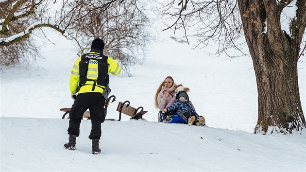 Městská policie přijela a vyhnala z petřínských svahů lyžaře, snowboardisty i bobující děti ze školky.  (9.února 2021)