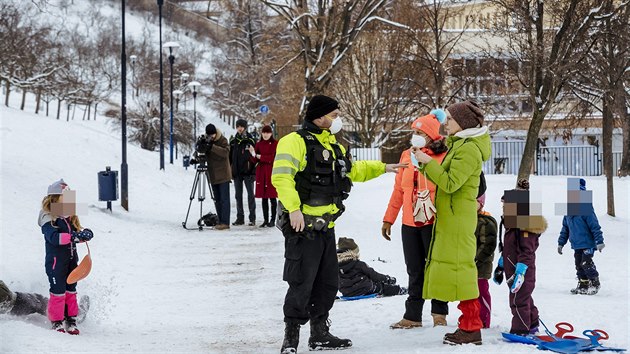 Městská policie přijela a vyhnala z petřínských svahů lyžaře, snowboardisty i bobující děti ze školky.(9.února 2021)