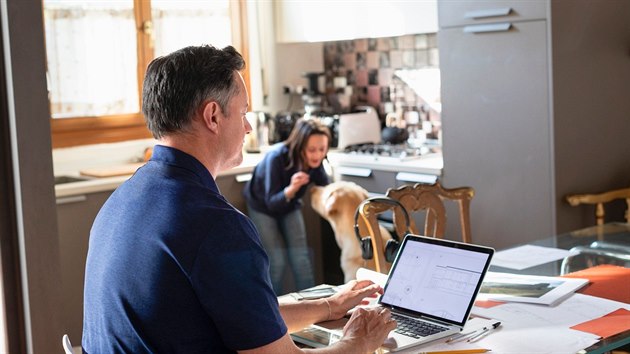 Zmatky kolem home office. Firmám chybí právní úprava, ministerstvu ne