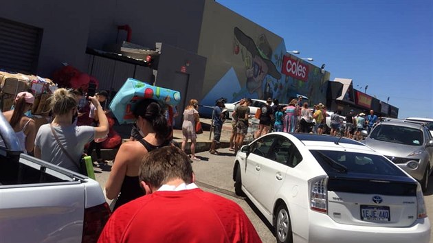 Obyvatel australskho msta Perth ekaj ve front ped supermarketem, aby nakoupili zsoby ped ptidennm uzavenm msta kvli vskytu jednoho ppadu nkazy koronavirem. (31. ledna 2021)