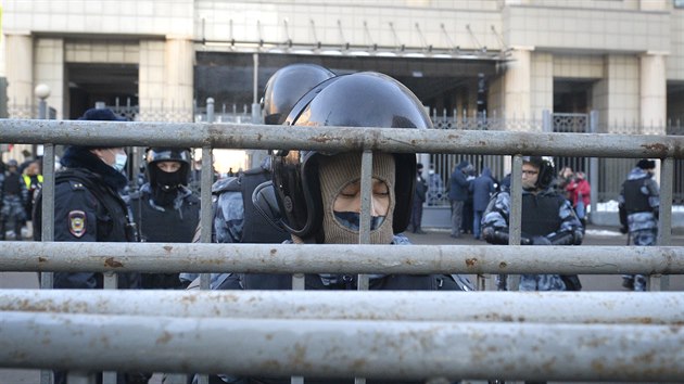 Moskevsk policie hld budovu soudu, kde se bude rozhodovat o trestu pro opozinho pedka Alexeje Navalnho. (2. nora 2021)