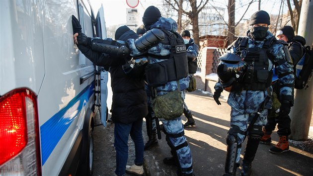 Moskevsk policie zadruje demonstranta, kter protestuje ped budovou soudu, kde se bude rozhodovat o trestu pro opozinho pedka Alexeje Navalnho. (2. nora 2021)