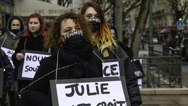 Demonstrace ve Francii na podporu Julie, kterou mlo znsilnit dvacet hasi. (7. nora 2021)