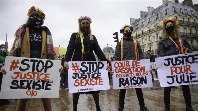 Demonstrace ve Francii na podporu Julie, kterou mlo znsilnit dvacet hasi. (7. nora 2021)