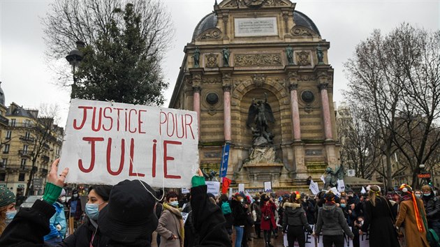 Demonstrace ve Francii na podporu Julie, kterou mlo znsilnit dvacet hasi. (7. nora 2021)