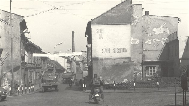 Pohled ve směru od náměstí do ulice Dolní brána (tehdy třída Rudé armády) v roce 1967. Jak vidno, domy ještě stály po obou stranách.