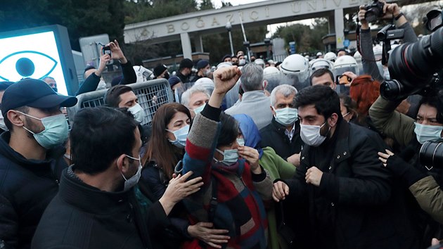 Turci protestuj ped Bosporskou univerzitou v Istanbulu protestuj proti jmenovn novho rektora. (1. nora 2021)