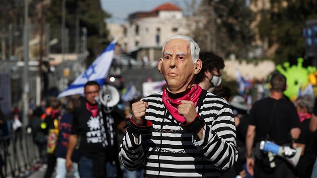 Izraelsk premir Benjamin Netanjahu obalovan z korupce stanul ped soudem v Jeruzalm. Ped budovou protestovali premirovi odprci. (8. nora 2021)