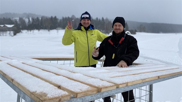 Jiří Mánek (vlevo) a Antonín Labaj představují klec pro otužilce, která je zabudovaná v ledu Lipenské přehradě.