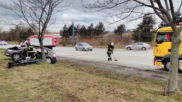 U nehody zasahovali i profesionální hasiči z Jindřichova Hradce.