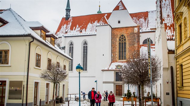 Piaristickému náměstí vévodí opravený areál kláštera.