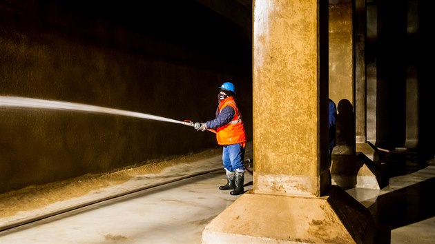 Pracovníci vodohospodářské společnosti Čevak čistí jednu z komor hosínského vodojemu u Českých Budějovic.