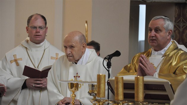 V posledních letech Václav Kulhánek (uprostřed) sloužil mše v klášterním kostele sester Nejsvětější svátosti v Rudolfovské ulici v Budějovicích.