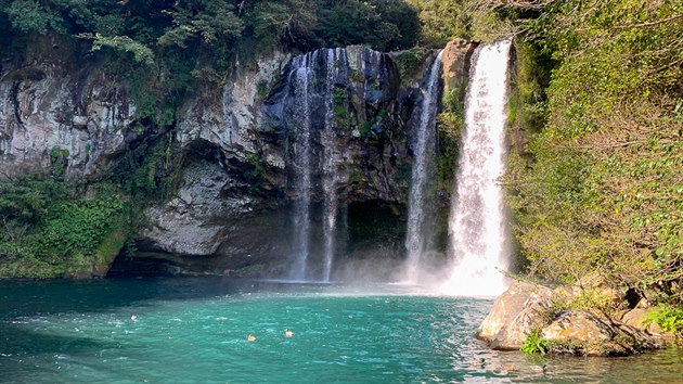 Jedním z nejzajímavějších míst, která bezpochyby stojí za to navštívit, jsou vodopády v blízkosti města Sogüpcho na jihu ostrova.