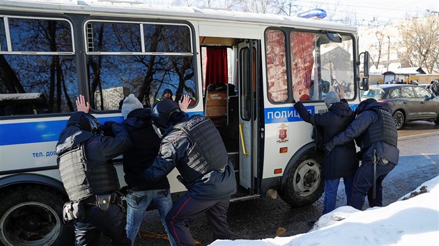 Bhem dopoledne policie zadrela pes 130 demonstrant. (2. nora 2021)