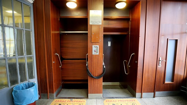 Výtah typu páternoster v budově pošty u brněnského hlavního nádraží je díky nákladné opravě stále funkční.
