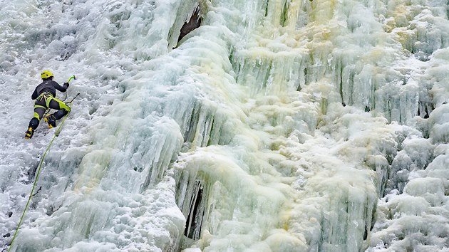 Lezci zdolávají jediný legální ledopád v Krkonoších – v Labském dole. (2. 2. 2021) 