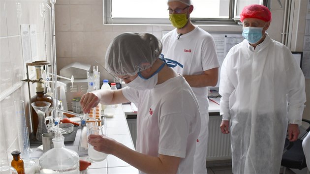 Prvn� z�v�re�nou zkou�ku na znovuobnoven�m hlineck�m u�ili�ti slo�ili t�i ml�ka�i v roce 2020.