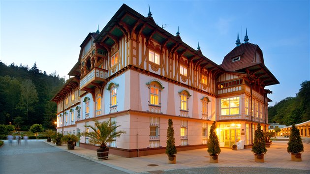 Luhačovice: Hotel Jurkovičův dům leží přímo v centru lázní, poblíž kolonády. Tento dům ve své době získal přezdívku „barevná pohádka“ a i dnes je považovaný za nejkrásnější stavbu ve městě.