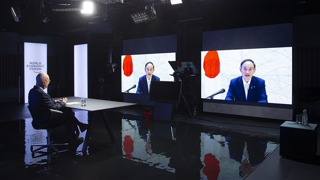 Zakladatel Svtovho ekonomickho fra Klaus Schwab poslouch japonskho premira Yoshihide Suga bhem videokonference summitu WEF. (29. ledna 2021)