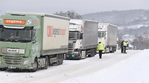 Odstavené kamiony obsadily i příjezdové komunikace do Ústí nad Labem.