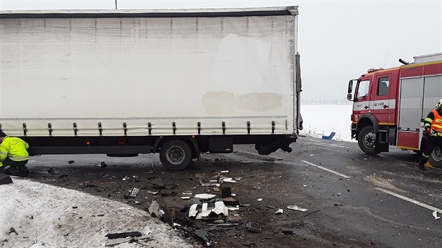 K vážné nehodě na silnici I/11 v úseku mezi Šumperkem a Rapotínem došlo v úterý dopoledne. Bourala tu dvě nákladní a jedno osobní auto. (2. únor 2021)