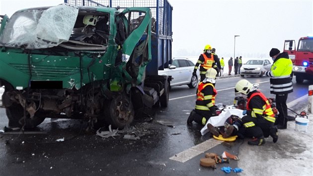 K vážné nehodě na silnici I/11 v úseku mezi Šumperkem a Rapotínem došlo v úterý dopoledne. Bourala tu dvě nákladní a jedno osobní auto. (2. únor 2021)