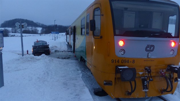 Auto najelo v pondělí 8. února 2021 odpoledne do cesty vlaku na nezabezpečeném přejezdu při cestě od Písečné k obci Hradec – Nová Ves na Jesenicku.