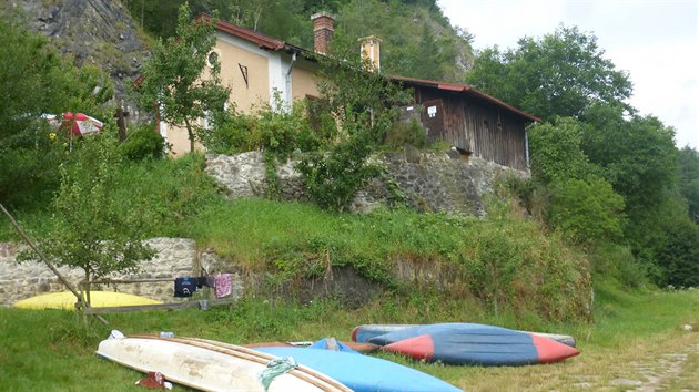 Vechtrovna Korno se nachází na romantické skalce nad řekou Berounkou. Drážní domek nyní slouží jako skautská základna.