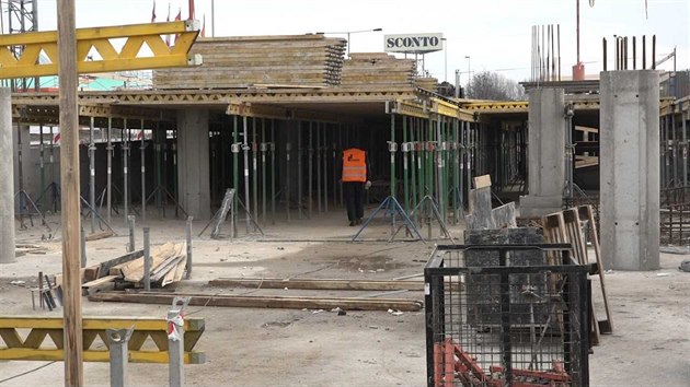 Podzemn� ��st z�chytn�ho parkovi�t� P+R na pra�sk�m �ern�m Most� u Chlumeck� ulice je dokon�en�. Vzniknout zde m� t�m�� 900 parkovac�ch m�st. Dostaven� jsou i dv� nadzemn� podla��. (5. �nora 2021)