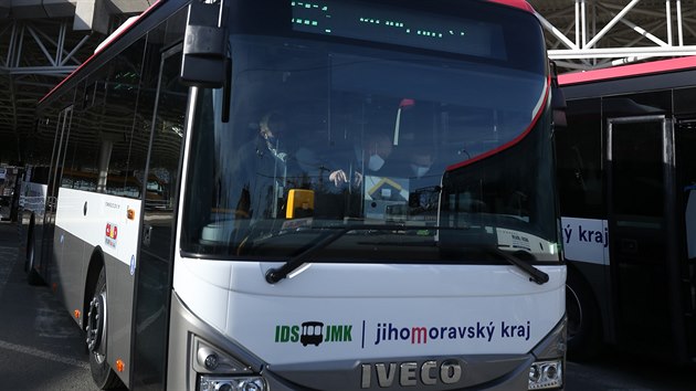 Červená, modrá, bílá a stříbrná. Přesně do takových barev se „obléknou“ nové jihomoravské autobusy.
