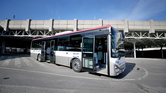 Bílá, modrá, červená a stříbrná. Přesně tyto barvy „oblékají“ jihomoravské autobusy.