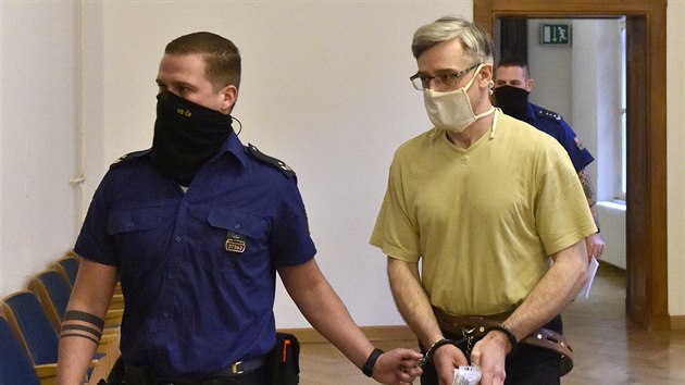 František Matura (vpravo) přichází k jednání Krajského soudu v Brně, který se 2. února 2021 začal zabývat obžalobou z vraždy, jež měla zakrýt jiný trestný čin. Stala se v lednu 2015 na Hodonínsku.