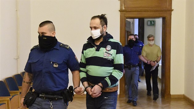Miroslav Maňák (druhý zleva) a František Matura (vzadu vpravo) přichází k jednání Krajského soudu v Brně, který se 2. února 2021 začal zabývat obžalobou z vraždy, jež měla zakrýt jiný trestný čin. Stala se v lednu 2015 na Hodonínsku.