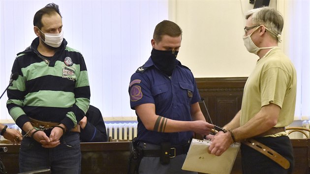Miroslav Maňák (vlevo) a František Matura u Krajského soudu v Brně, který se 2. února 2021 začal zabývat obžalobou z vraždy, jež měla zakrýt jiný trestný čin. Stala se v lednu 2015 na Hodonínsku.
