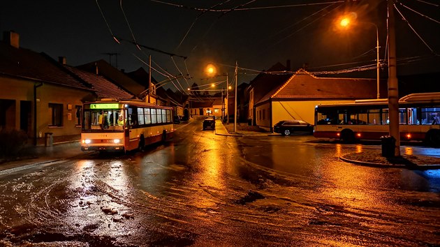 Vidět trolejbus v noci, to je v Brně nevídaná věc. V noci na 8. února 2021 však právě noční směna předešla kalamitě.