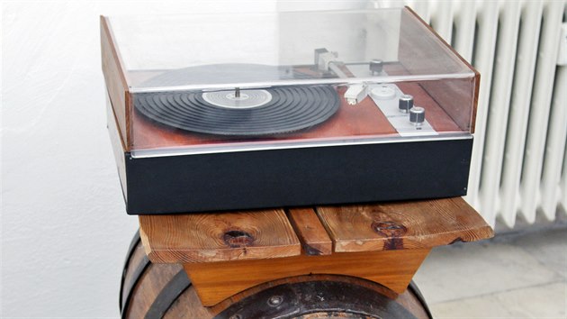 Zdatnější kutilové si podomácku vyrobili i gramofon a dvoupásmovou reprobednu ze starého sudu od piva.