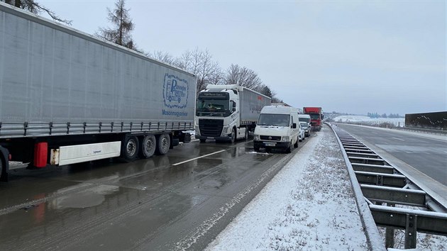 Po rannm kolapsu se na D1 vytvoila kolona pomalu jedoucch nebo stojcch vozidel. Jak do n pijdla dal a dal auta, posouvala se po cel dopoledne smrem k Brnu.